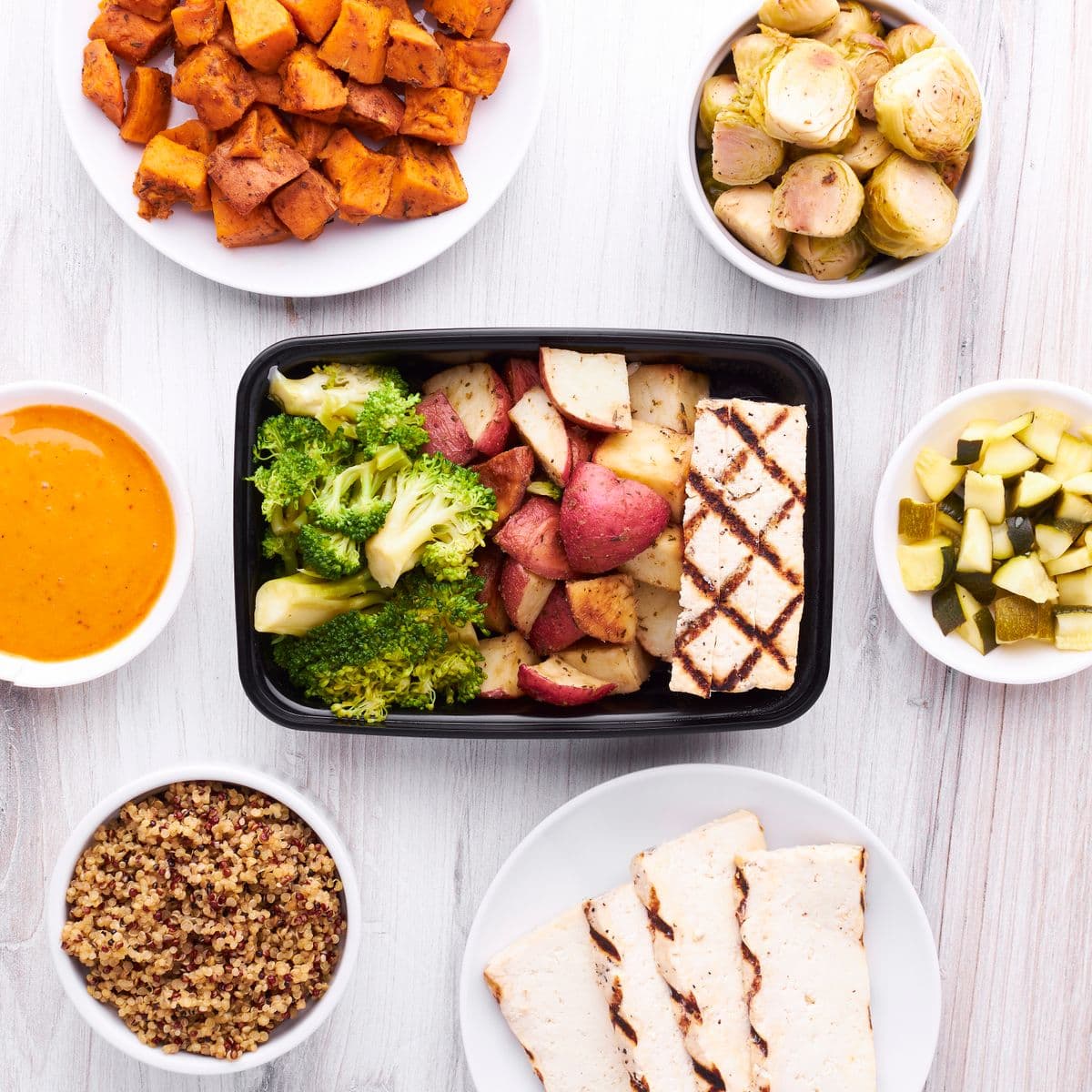 Comida saludable preparada con pollo, brócoli y vegetales
